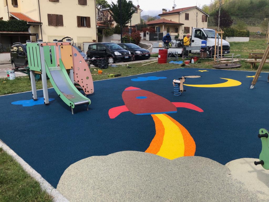 Messa in Posa Pavimentazione trauma in gomma colata per parco giochi ad Arezzo