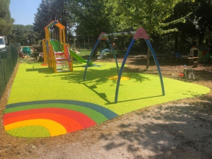 Progettazione Area giochi per scuola con pavimentazione antiurto in gomma colata